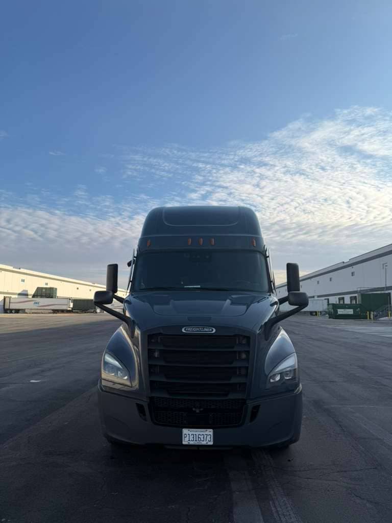 2024 Freightliner Cascadia image 2