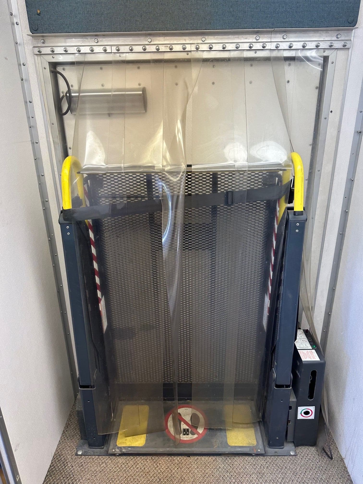 2002 WORKHORSE Step Van with Handicap Lift image 27