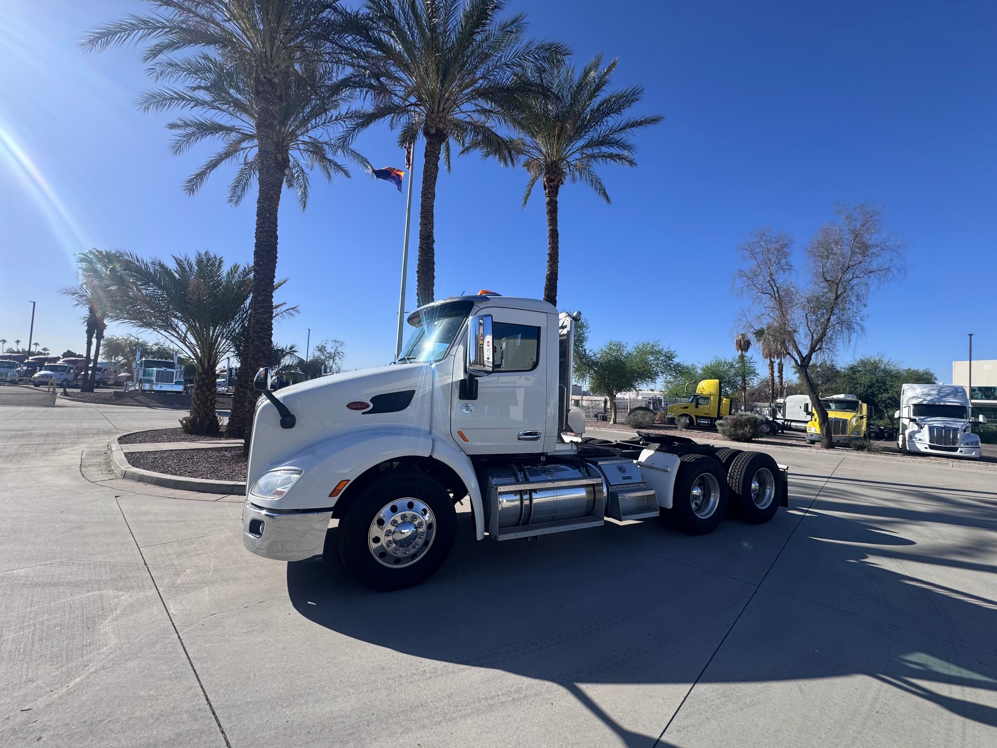 2020 Peterbilt 579 image 1