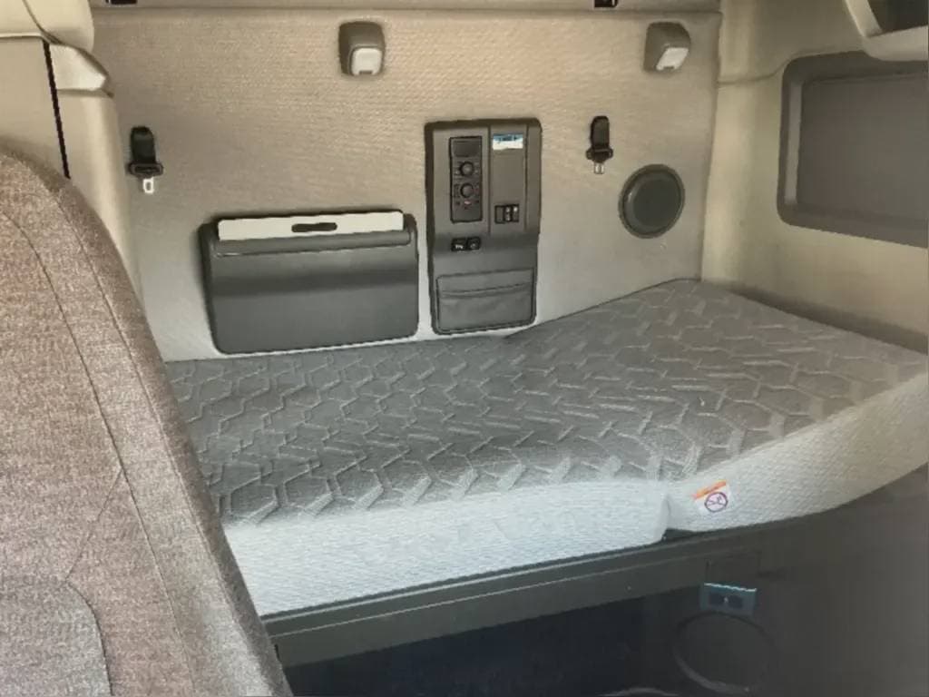 2022 Volvo VNL image 7