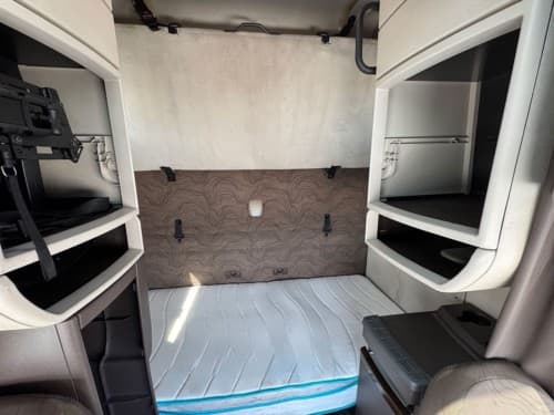 2016 Volvo VNL670 image 17