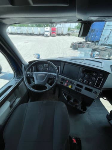2020 Freightliner Cascadia 126 image 11