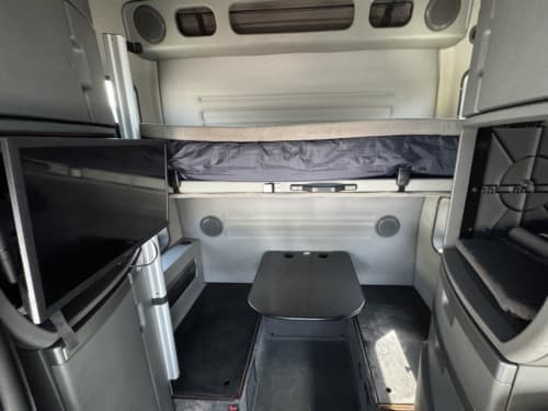 2022 Volvo VNL860 image 17