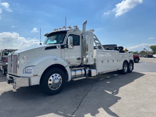 2025 Kenworth T880 with a Century 5130