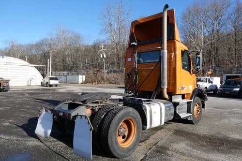 2012 Volvo VNM image 4