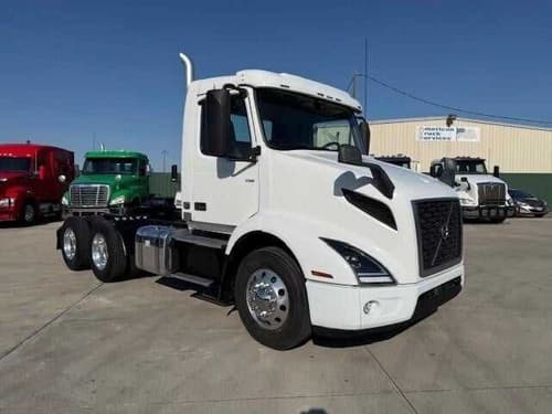 2020 Volvo VNR640 image 12