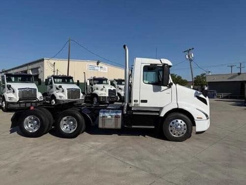 2020 Volvo VNR640 image 2