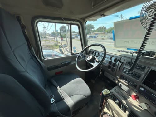 2000 Mack CX613 Well Maintained and Road Ready! image 9