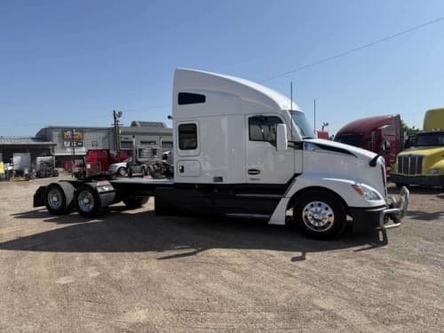 2023 Kenworth T680 image 2