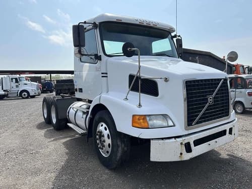 2005 Volvo VNM image 2