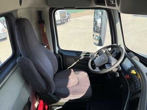 2020 Volvo VNR640 image 4