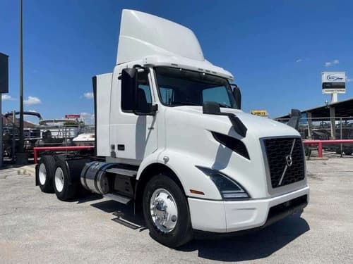 2020 Volvo VNR image 3