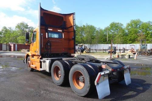 2020 Volvo VNR image 3