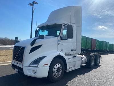 2020 Volvo VNR image 3