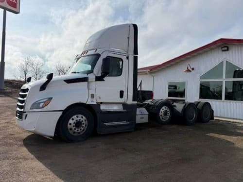 2022 Freightliner Cascadia 126 Tri Axle Day Cab Truck - Detroit 475HP, 12 Speed Dt12 Amt