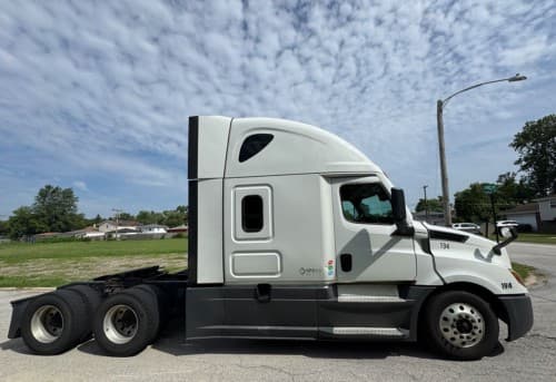 2022 Freightliner Cascadia 126 image 4