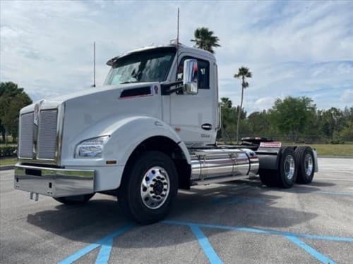 2025 Kenworth T880