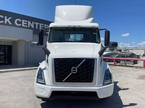 2020 Volvo VNR image 2