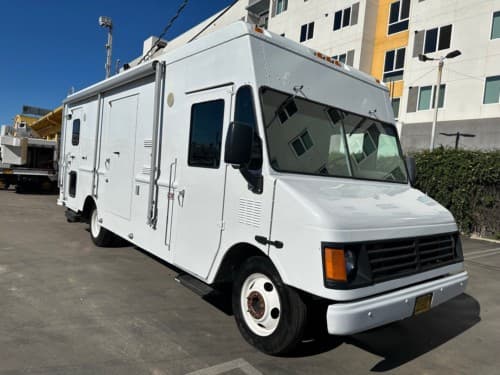 2002 WORKHORSE Step Van with Handicap Lift