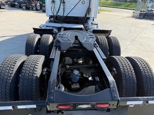 2020 Volvo VNR640 image 3
