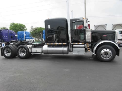 2014 Peterbilt 388 image 2