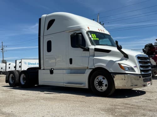 2023 Freightliner - Cummins Engine - 438k - 15k Hours!