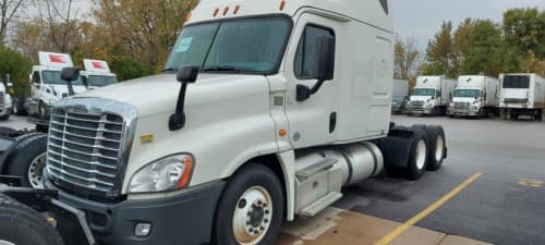 2015 Freightliner Cascadia 126 image 2