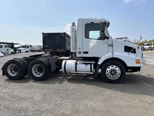 2005 Volvo VNM image 3