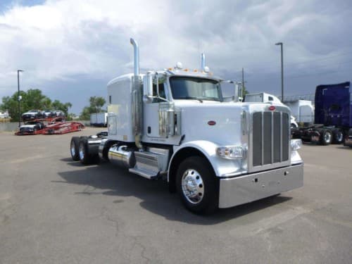 2023 Peterbilt 389 image 3