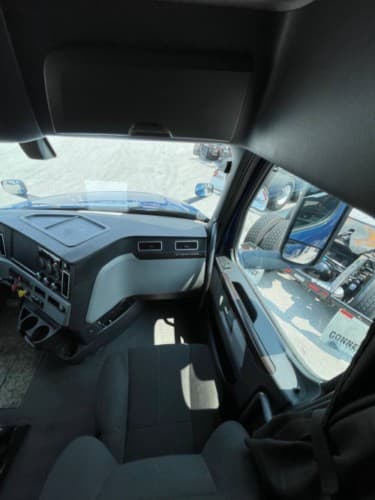 2020 Freightliner Cascadia 126 image 13
