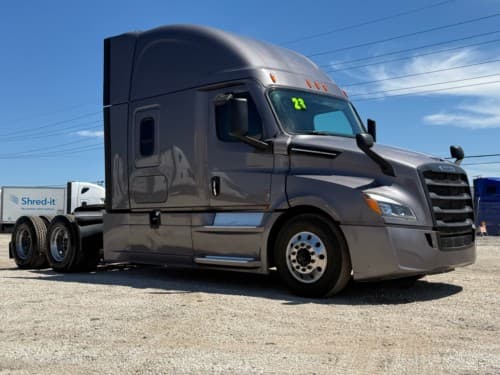 2023 Freightliner - 438k - 14k Hours!
