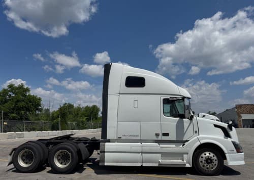 2016 Volvo VNL670 image 4