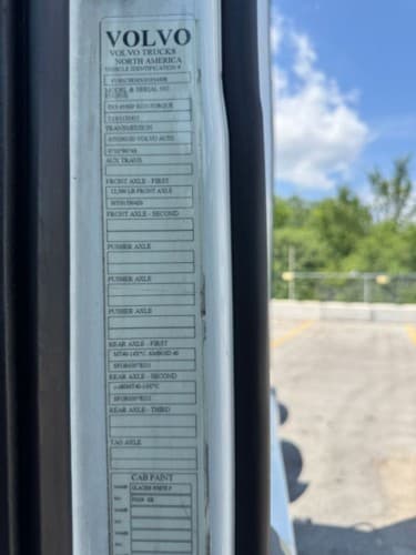 2016 Volvo VNL670 image 18