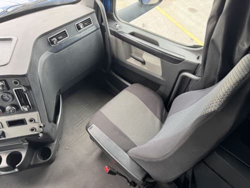 2019 Freightliner Cascadia 126 image 14