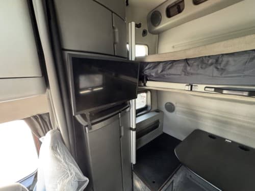 2022 Volvo VNL860 image 18