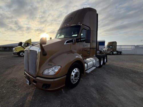 2022 Kenworth T680 Day Cab Truck - Paccar 405HP, 12 Speed Automatic