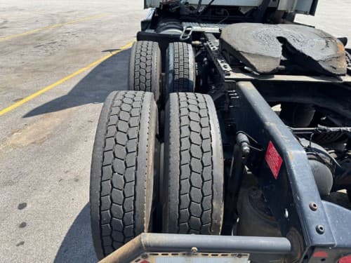 2016 Volvo VNL670 image 12