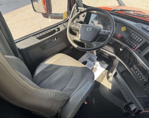 2022 Volvo VNL860 image 15