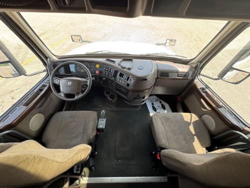 2016 Volvo VNL670 image 13