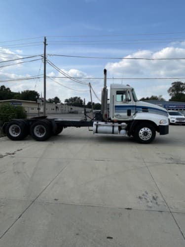 2000 Mack CX613 Well Maintained and Road Ready! image 5