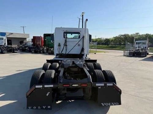 2020 Volvo VNR640 image 14