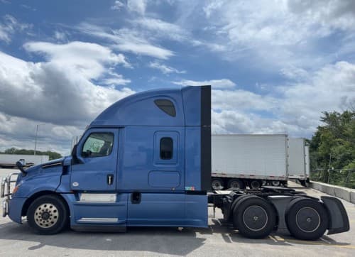 2019 Freightliner Cascadia 126 image 3