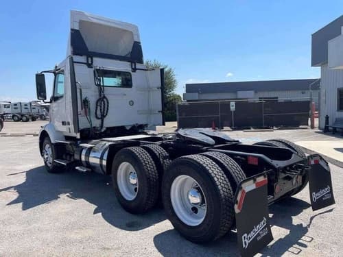 2020 Volvo VNR image 4