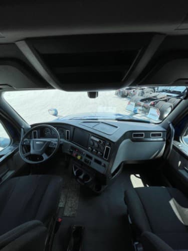 2020 Freightliner Cascadia 126 image 10