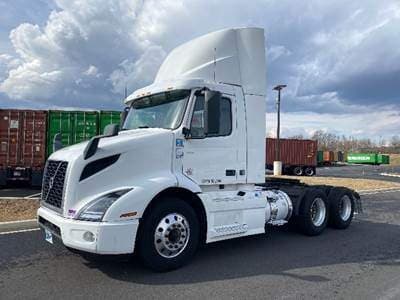 2020 Volvo VNR image 3