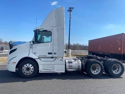 2020 Volvo VNR image 4