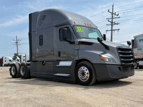 2022 Freightliner - 467k - 12k Engine - APU!