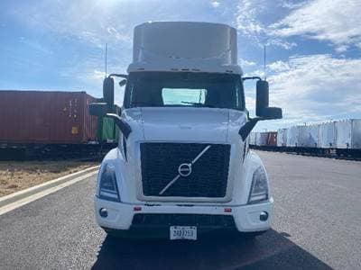 2020 Volvo VNR image 2