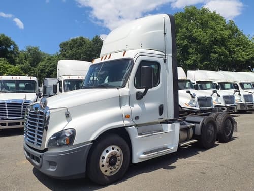 Used 2019 FREIGHTLINER Conventional - Day Cab - CASCADIA 125