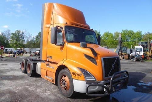 2020 Volvo VNR image 2